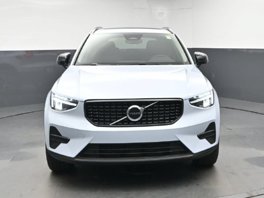 New 2026 Volvo XC40 B4 Core SUV