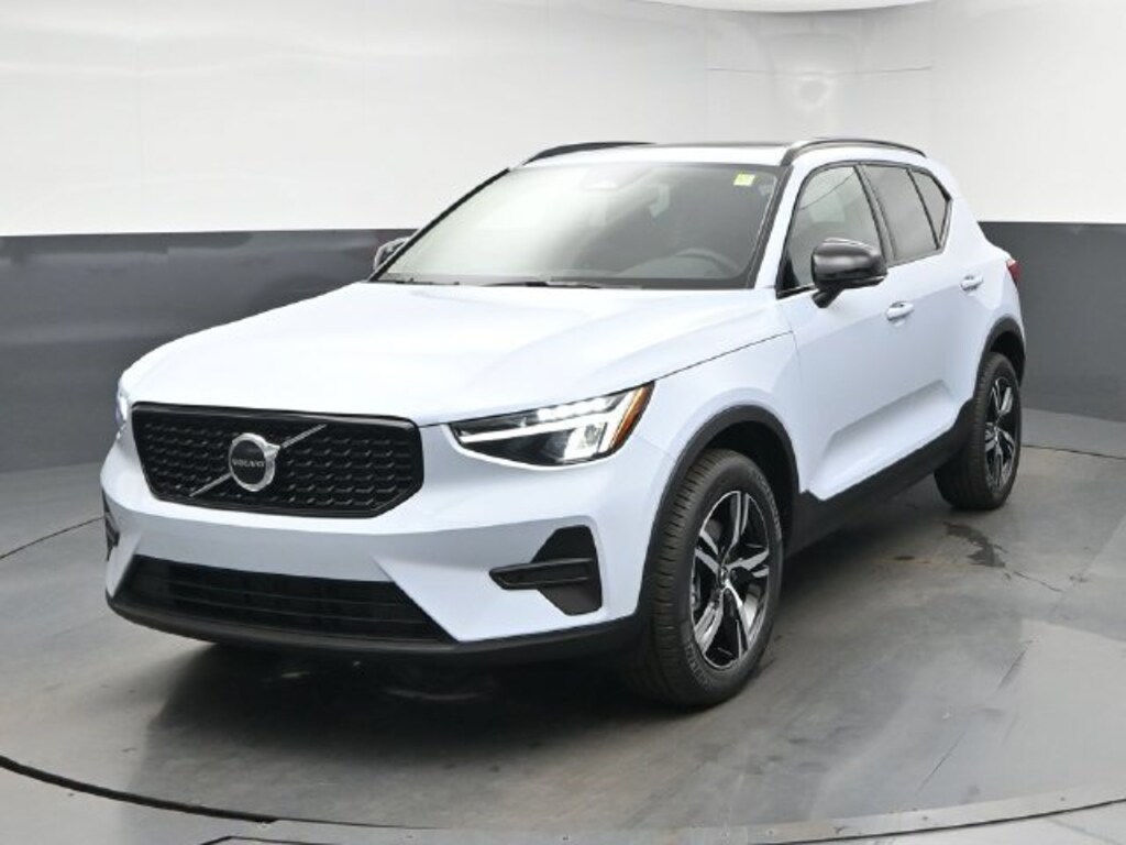 New 2026 Volvo XC40 B4 Core SUV