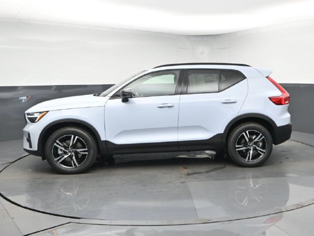 New 2026 Volvo XC40 B4 Core SUV
