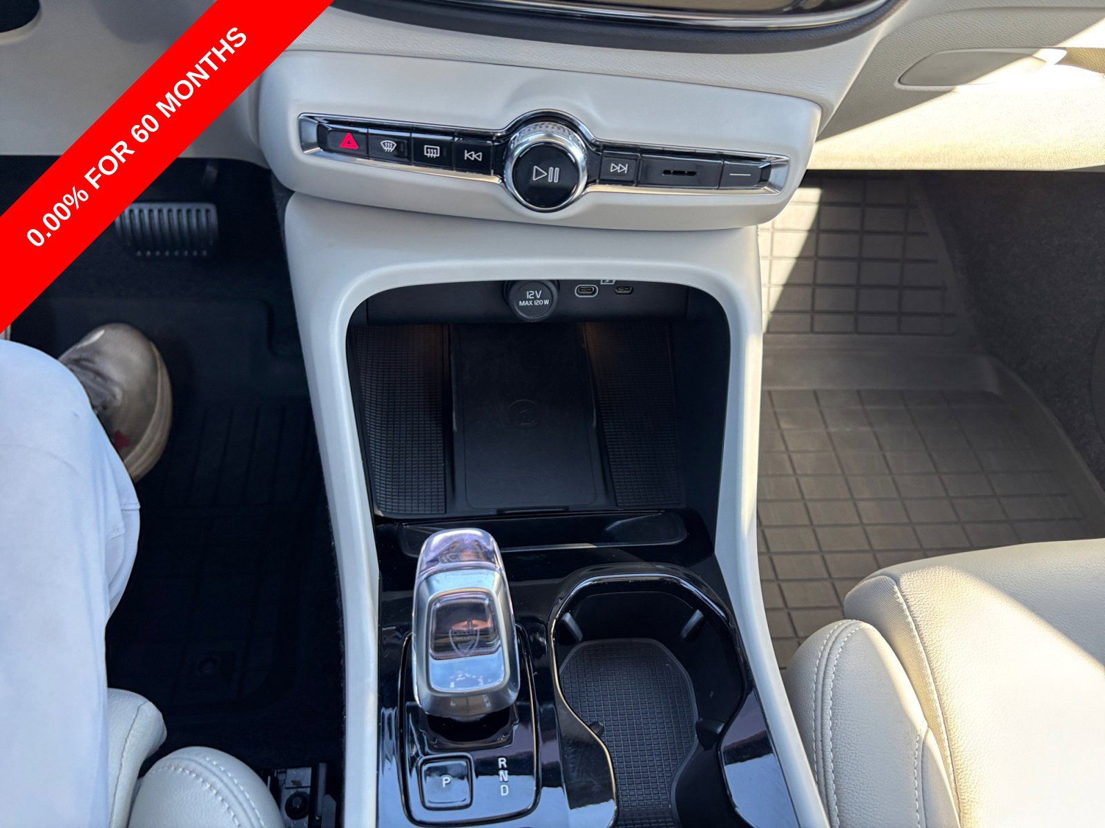2026 Volvo XC40 Plus - Photo 11
