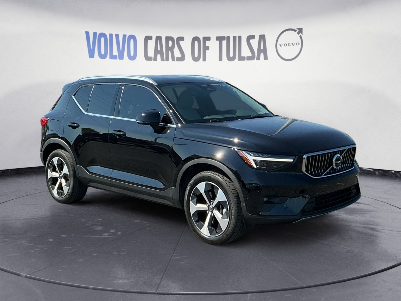 2025 Volvo XC40 SUV 