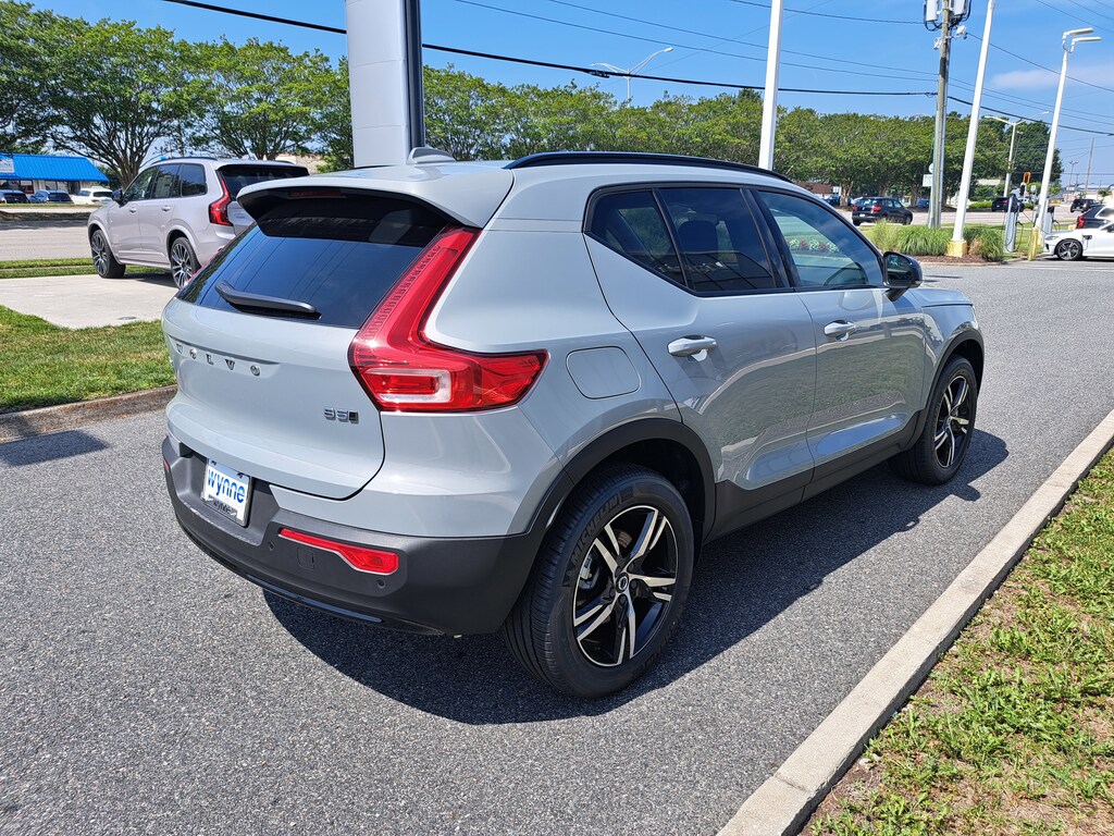 New 2026 Volvo XC40 B5 Core SUV