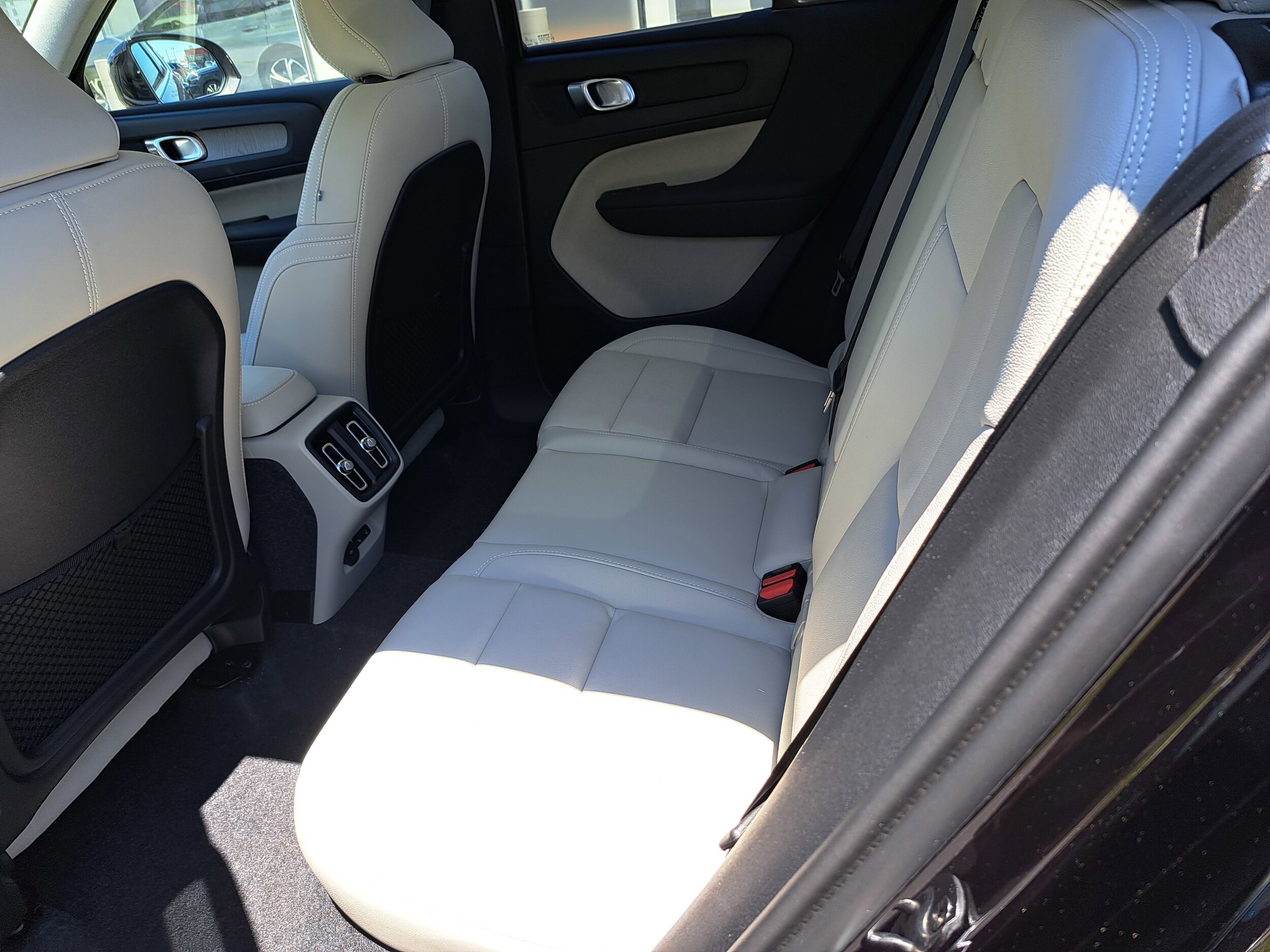 2026 Volvo XC40 Plus - Photo 7