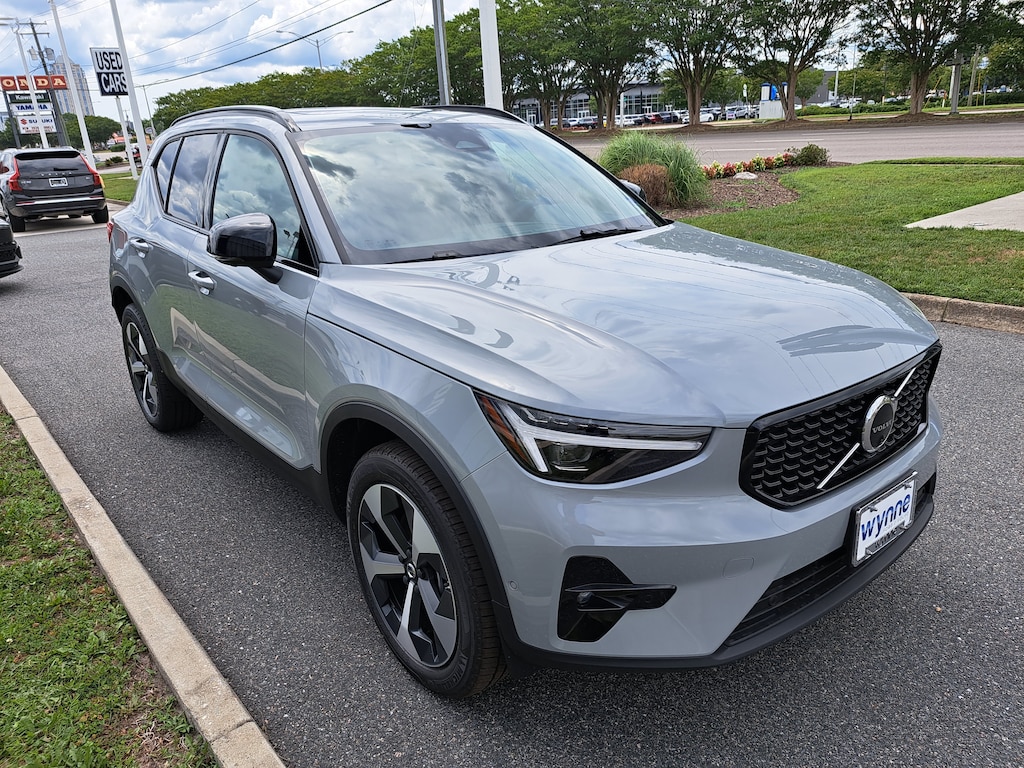 New 2026 Volvo XC40 B5 Plus SUV