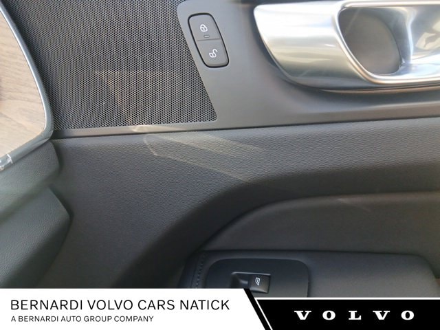 2026 Volvo XC60 Plus - Photo 32