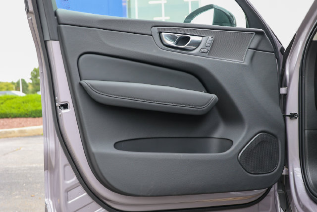 2026 Volvo XC60 Plus - Photo 3