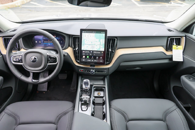 2026 Volvo XC60 Plus - Photo 24