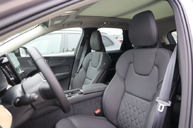 2026 Volvo XC60 Plus - Photo 17