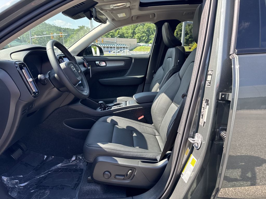 2026 Volvo XC40 Core - Photo 9