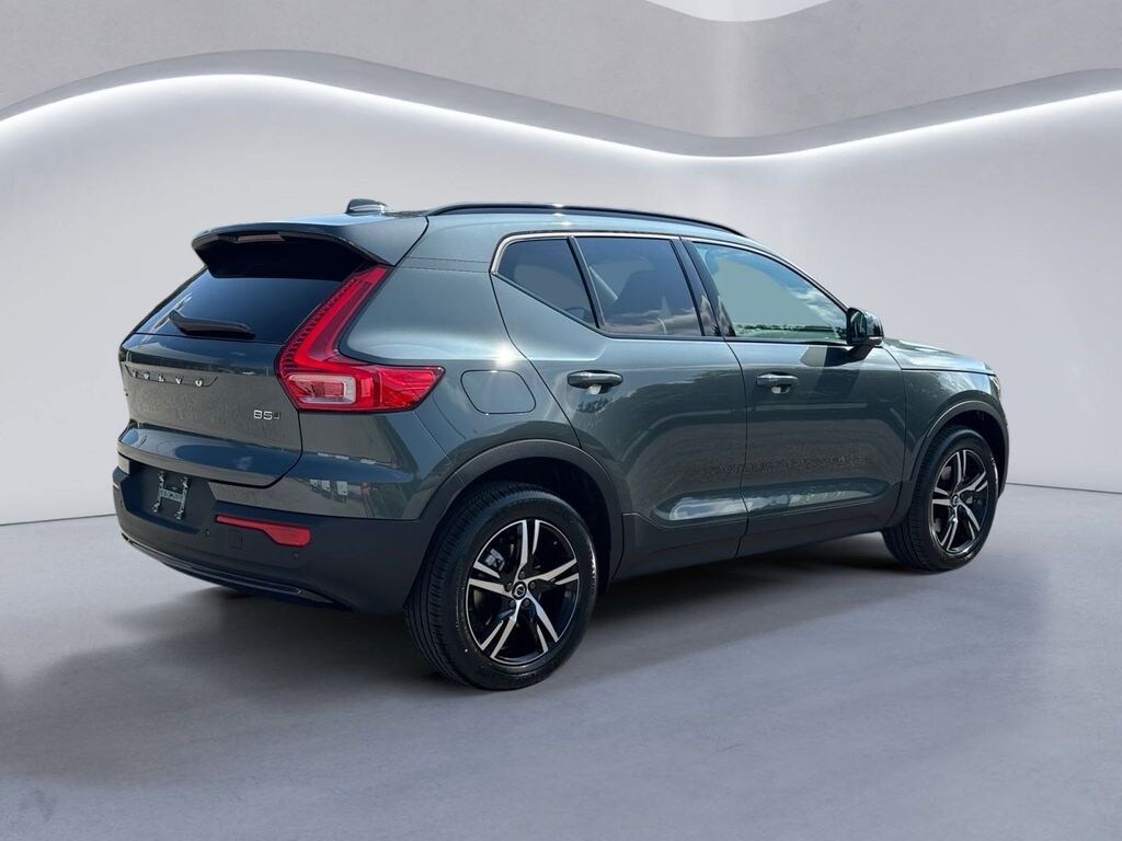 New 2026 Volvo XC40 B5 Core SUV