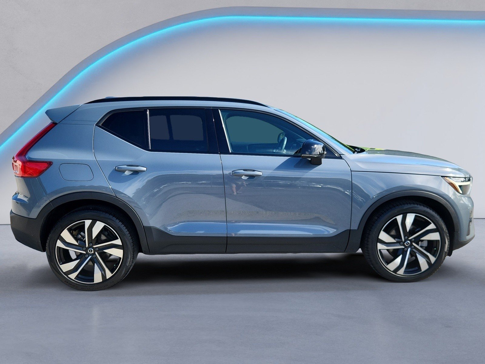 Used 2023 Volvo XC40 Plus Dark Theme Sport Utility