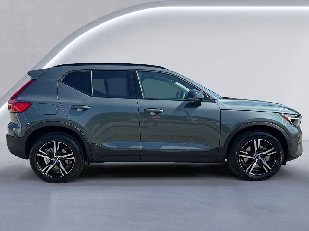 New 2026 Volvo XC40 B5 Core SUV