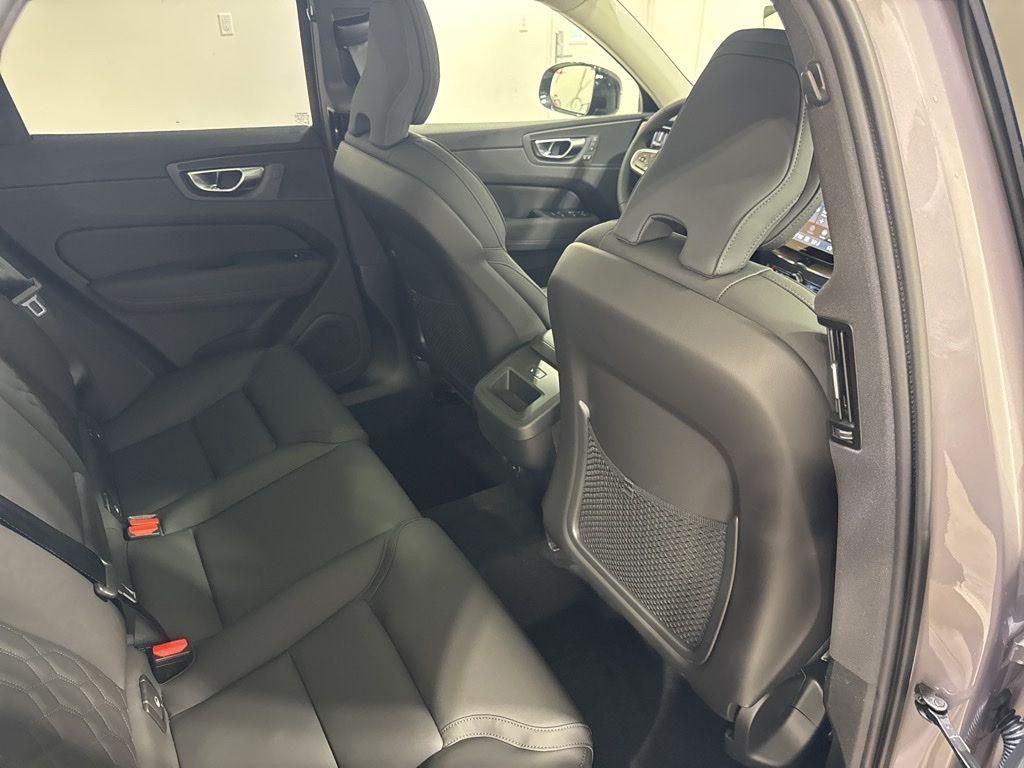 2026 Volvo XC60 Plus - Photo 24
