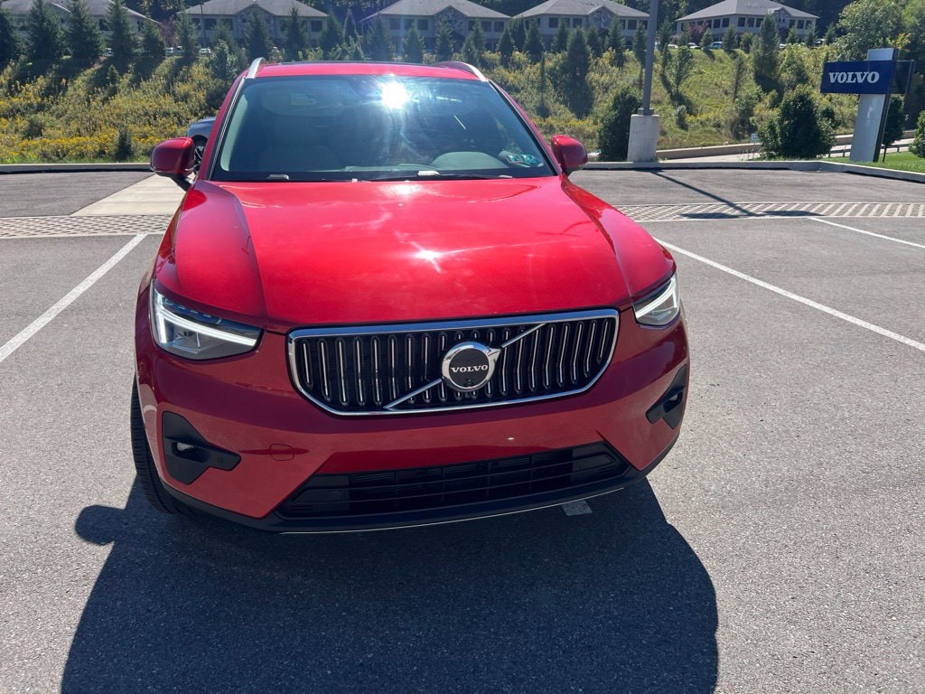Certified 2025 Volvo XC40 B5 Plus Bright Theme SUV