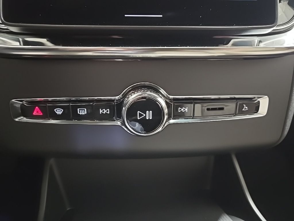 2026 Volvo XC90 Plus - Photo 17