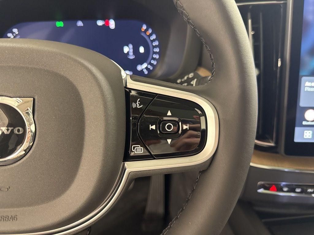 2026 Volvo XC60 Plus - Photo 10