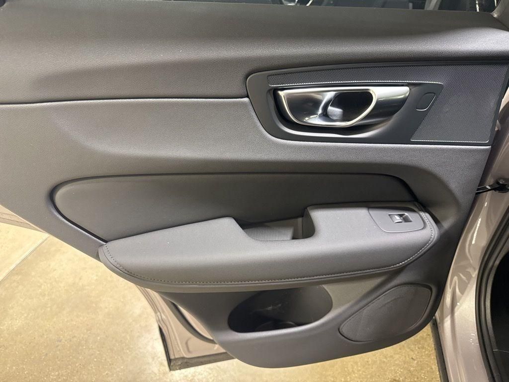 2026 Volvo XC60 Plus - Photo 20