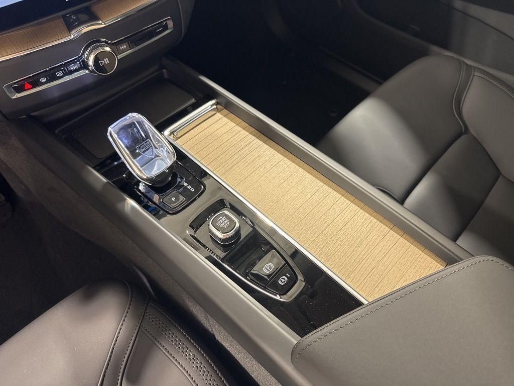 2026 Volvo XC60 Plus - Photo 14