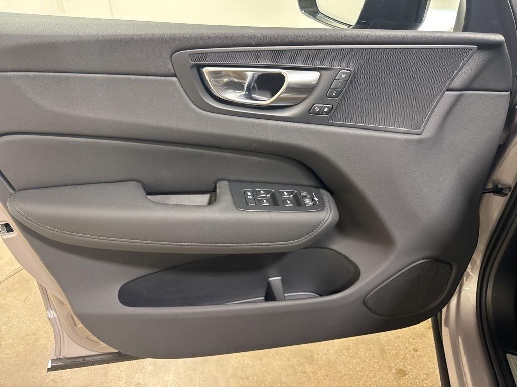 2026 Volvo XC60 Plus - Photo 17