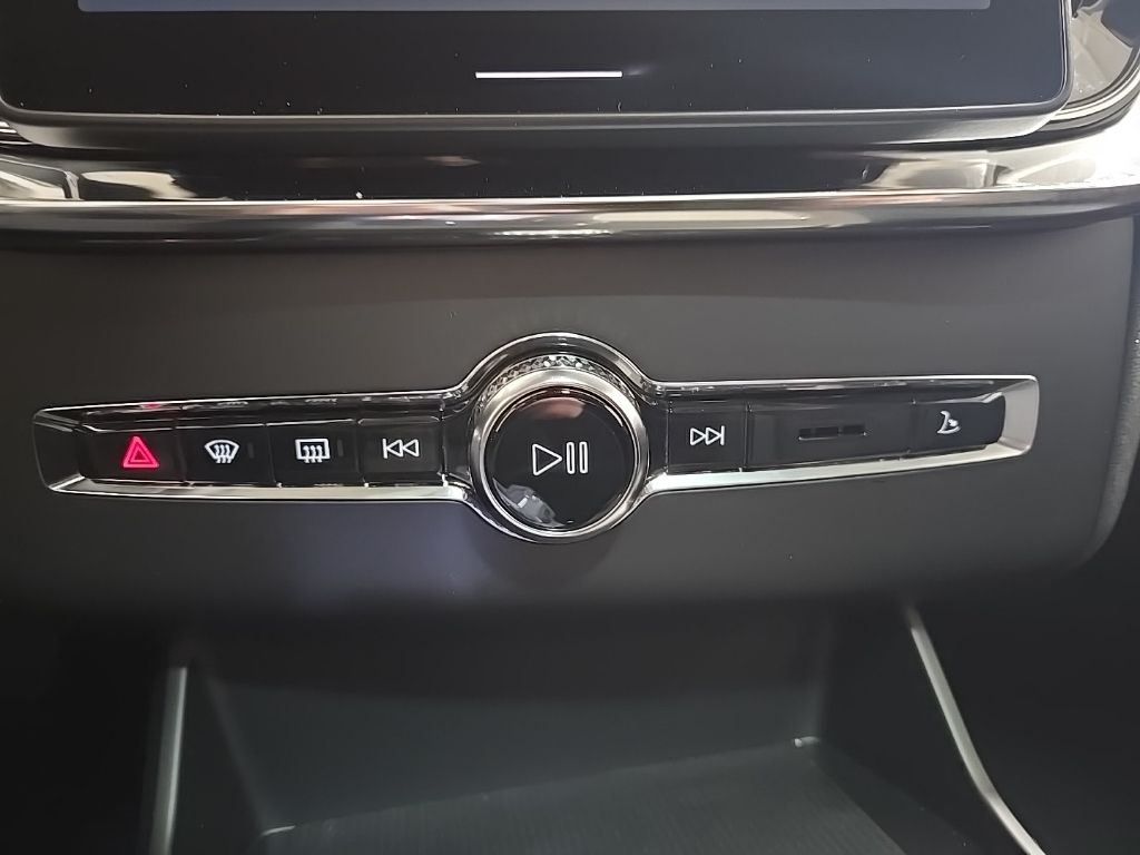 2026 Volvo XC90 Plus - Photo 17