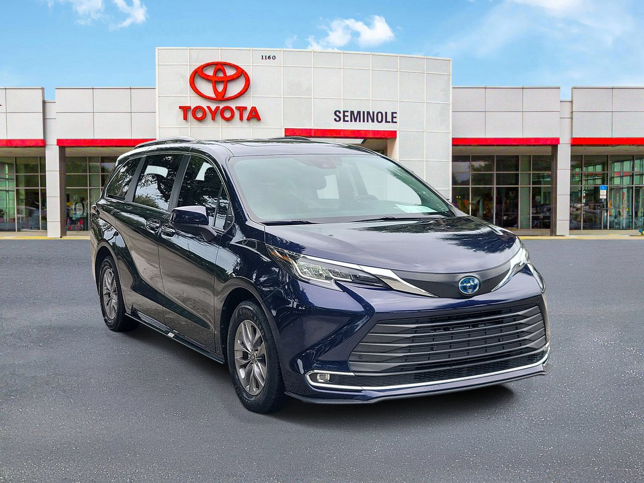 Used 2023 Toyota Sienna XLE Minivan/Van