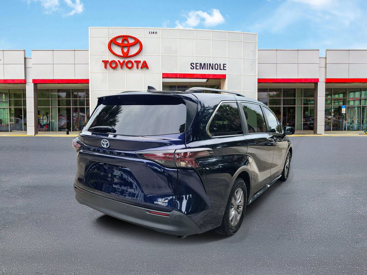 Used 2023 Toyota Sienna XLE Minivan/Van
