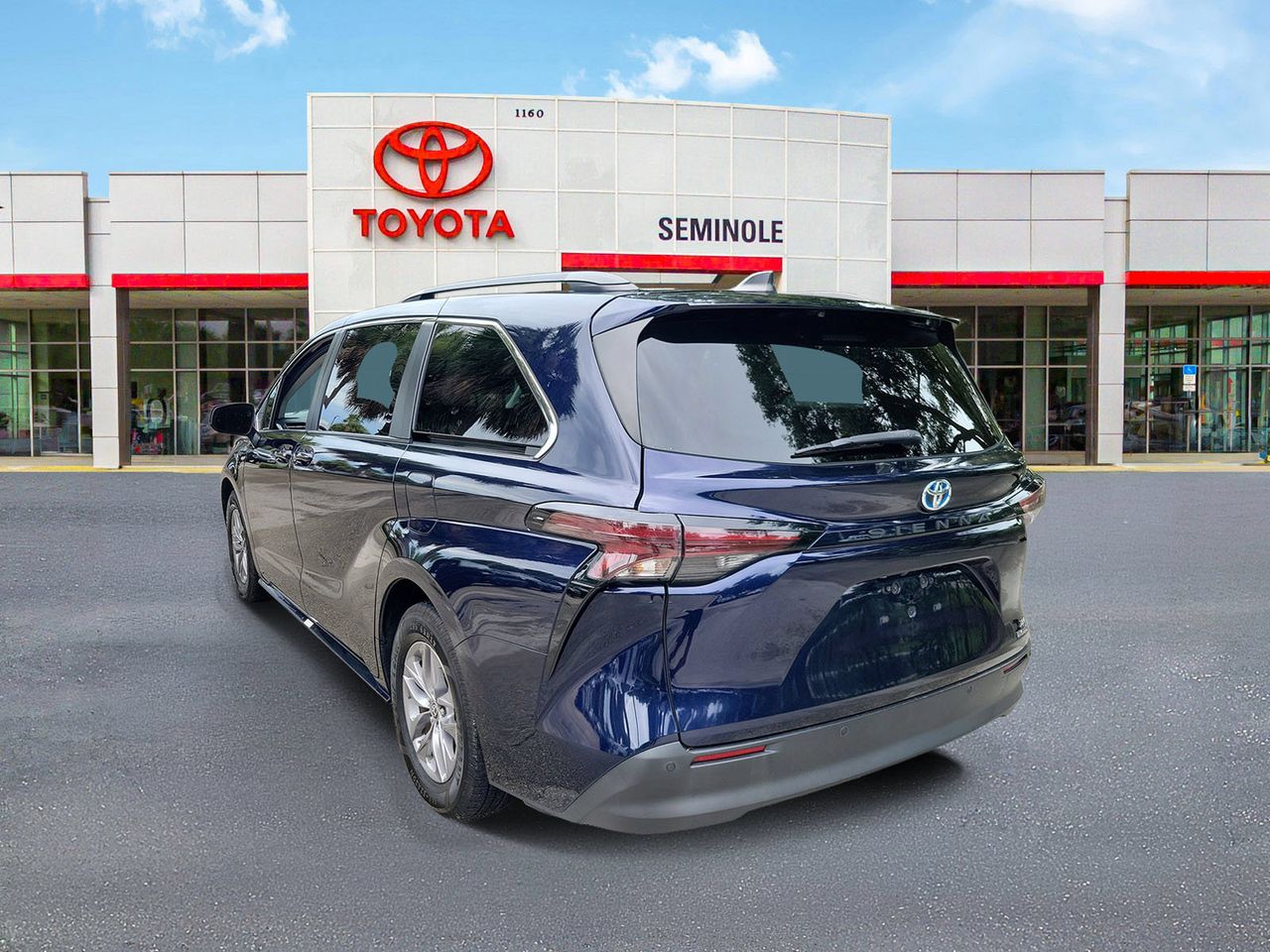 Used 2023 Toyota Sienna XLE Minivan/Van