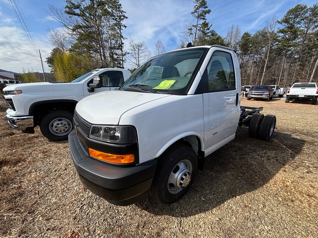 2026 Chevrolet Express Cutaway Base