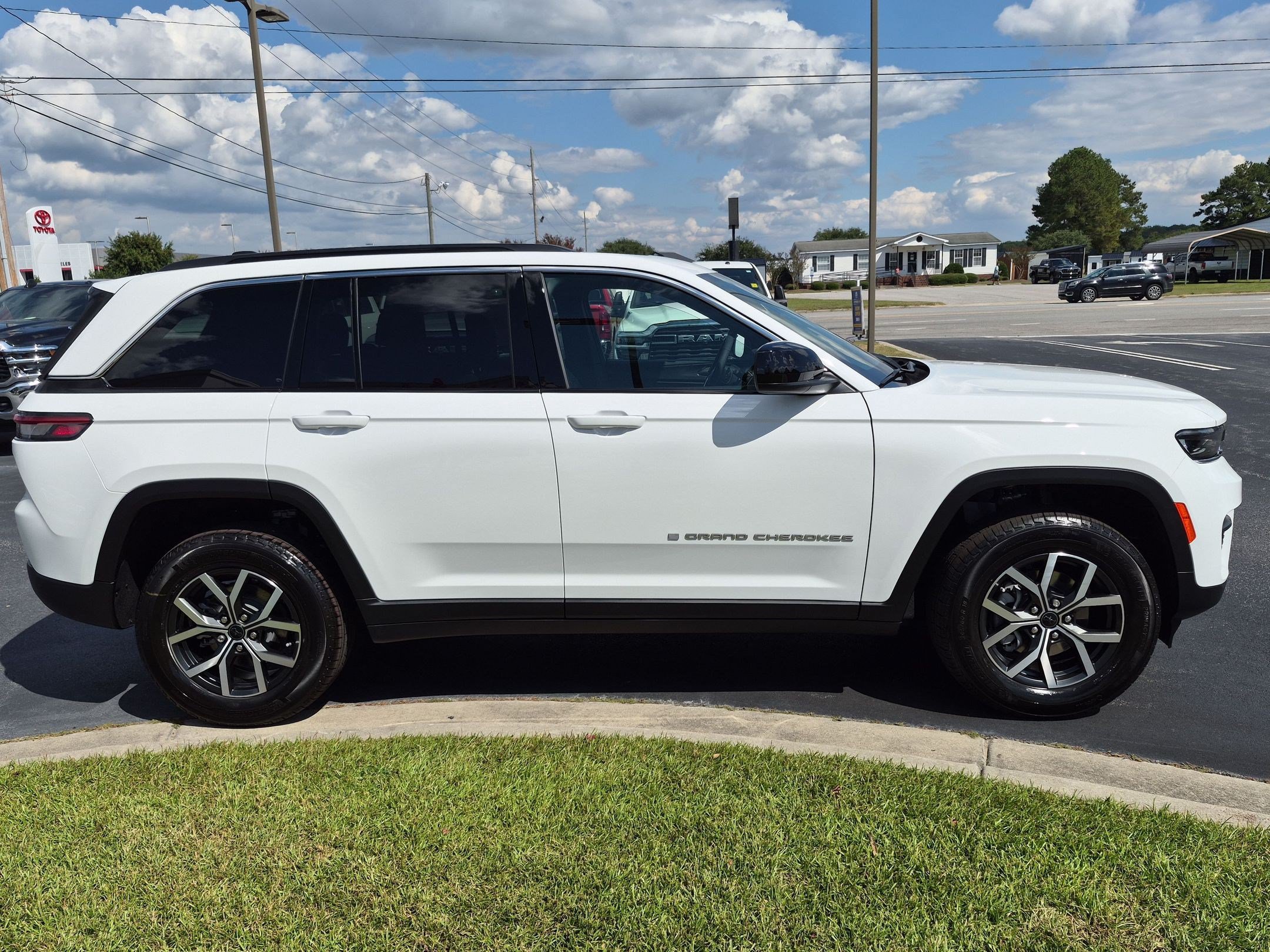 New 2027 Jeep Grand Cherokee Laredo Sport Utility
