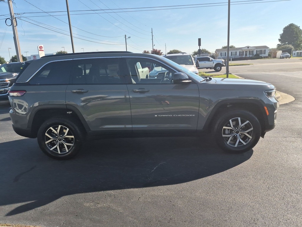 New 2027 Jeep Grand Cherokee Laredo Sport Utility
