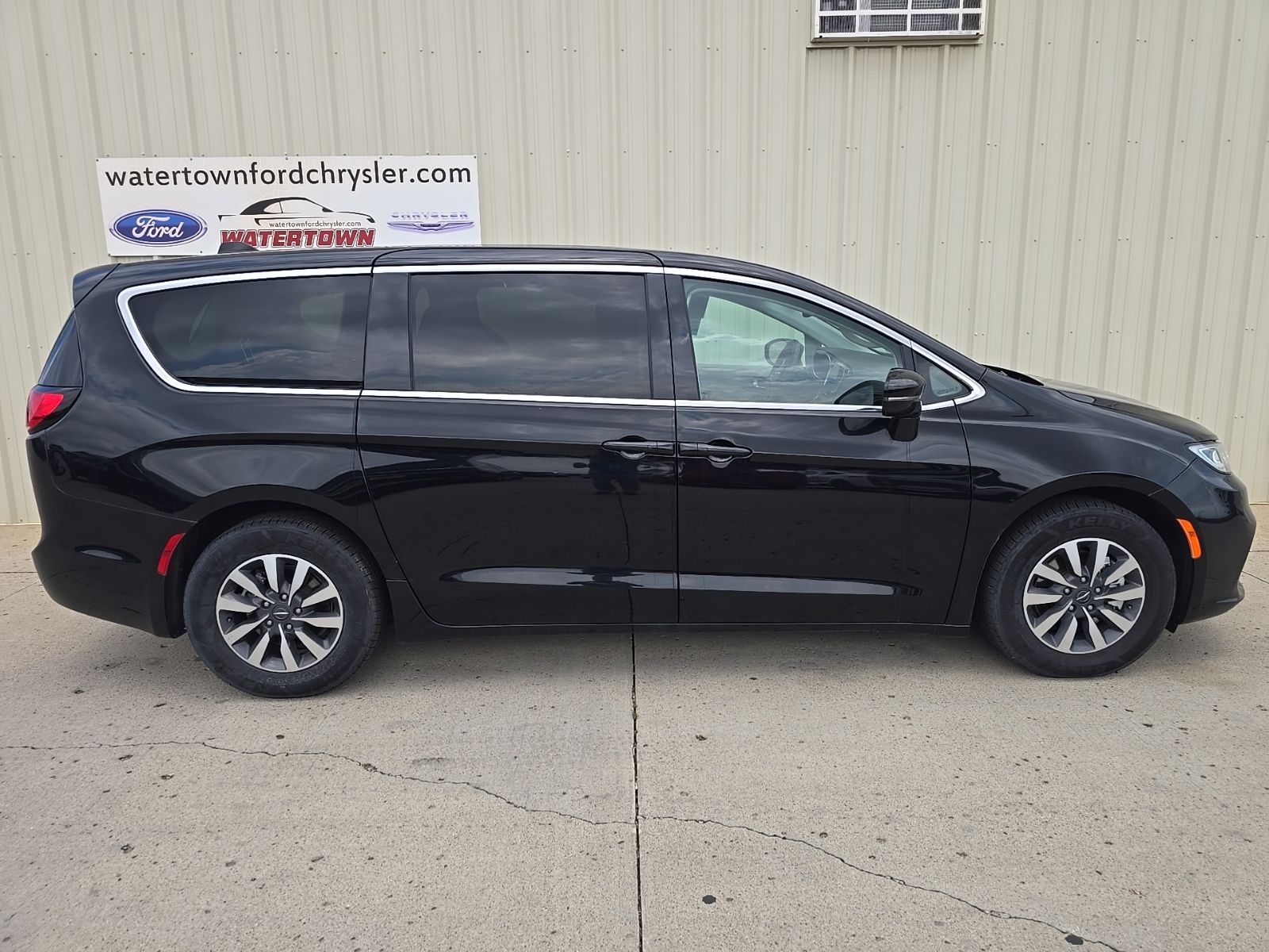 2024 Chrysler Pacifica PHEV