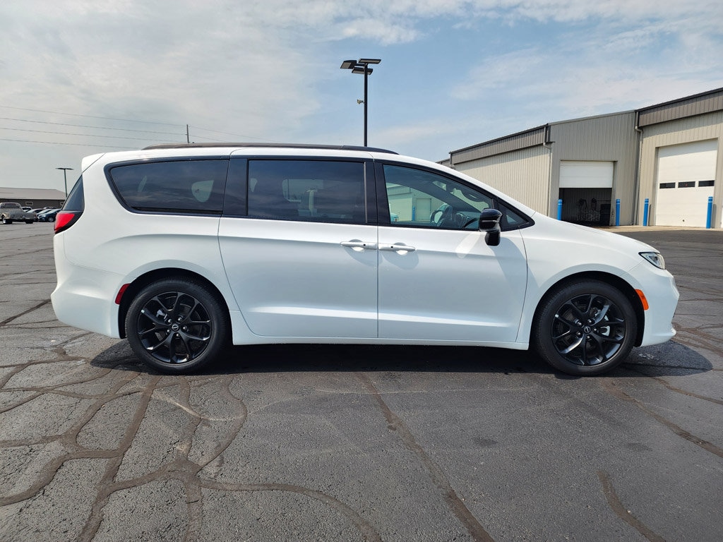 New 2026 Chrysler Pacifica SELECT Passenger Van