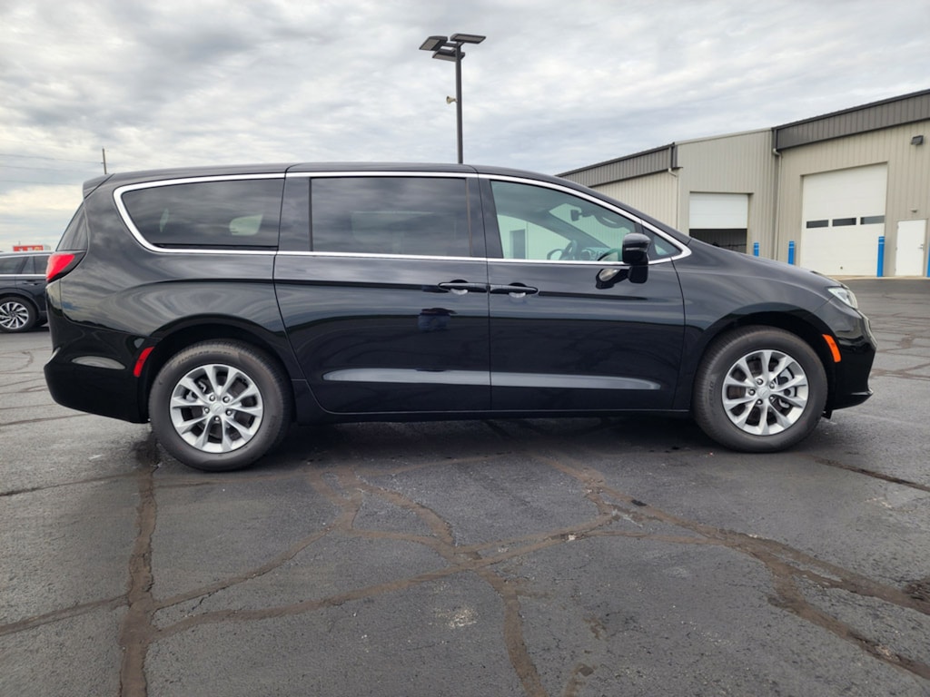 New 2026 Chrysler Pacifica SELECT AWD Passenger Van