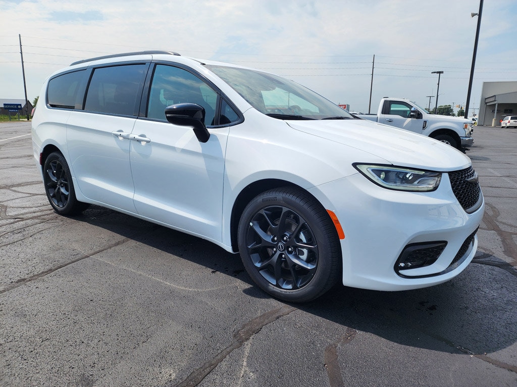 New 2026 Chrysler Pacifica SELECT Passenger Van