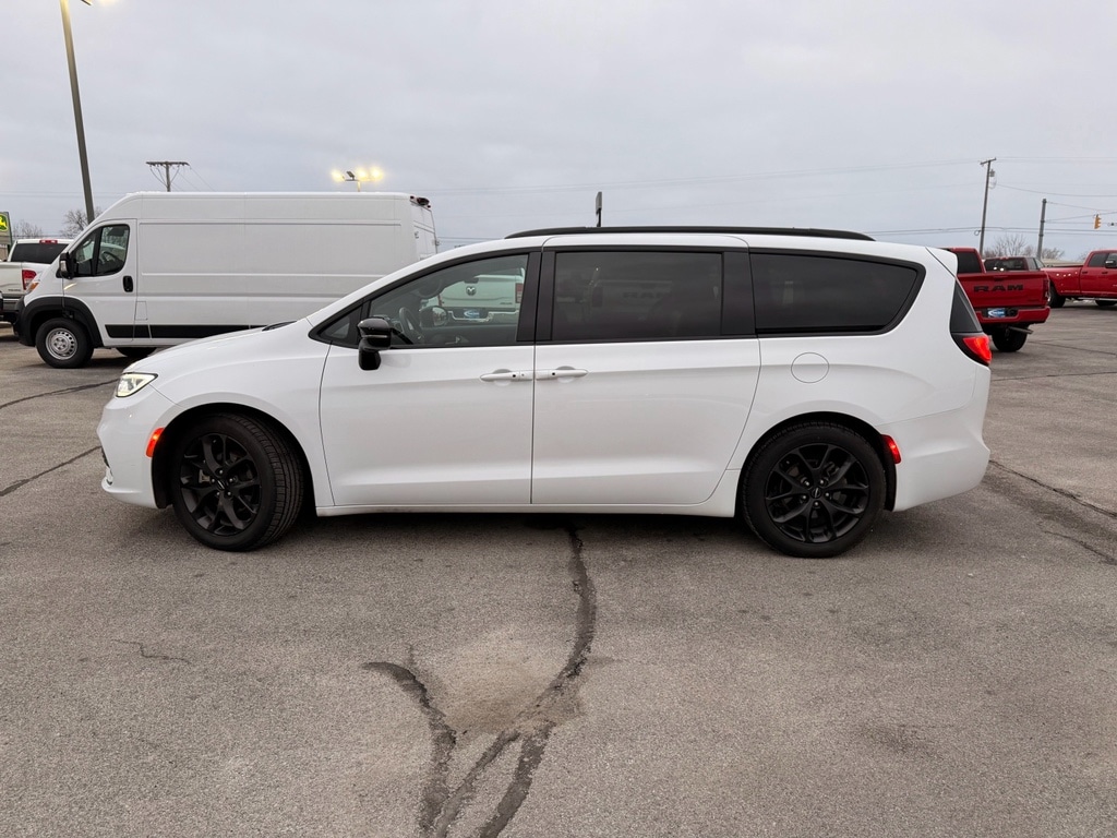 Used 2025 Chrysler Pacifica Limited Wagon