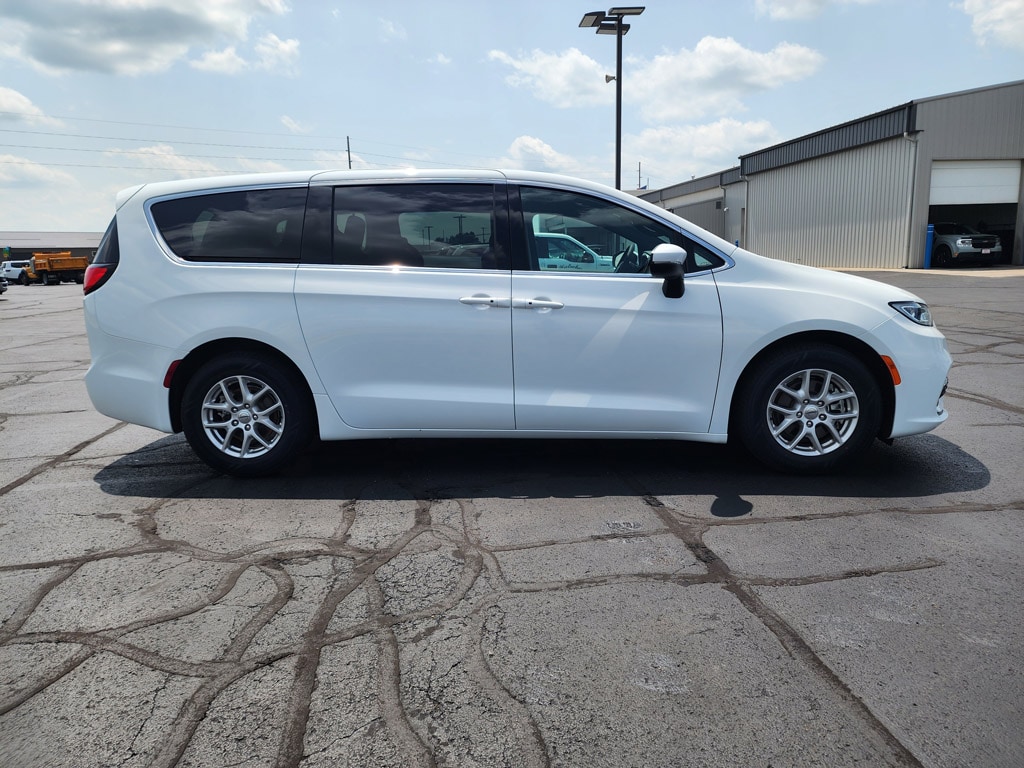 Used 2023 Chrysler Pacifica Touring Passenger Van