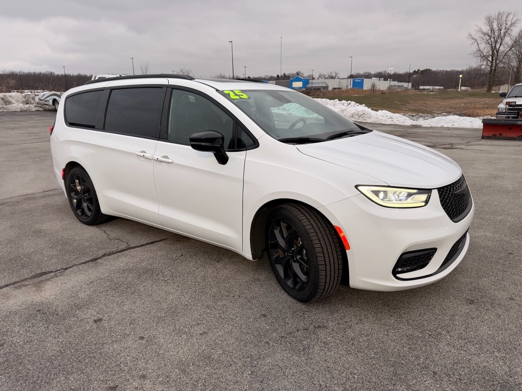Used 2025 Chrysler Pacifica Limited Wagon