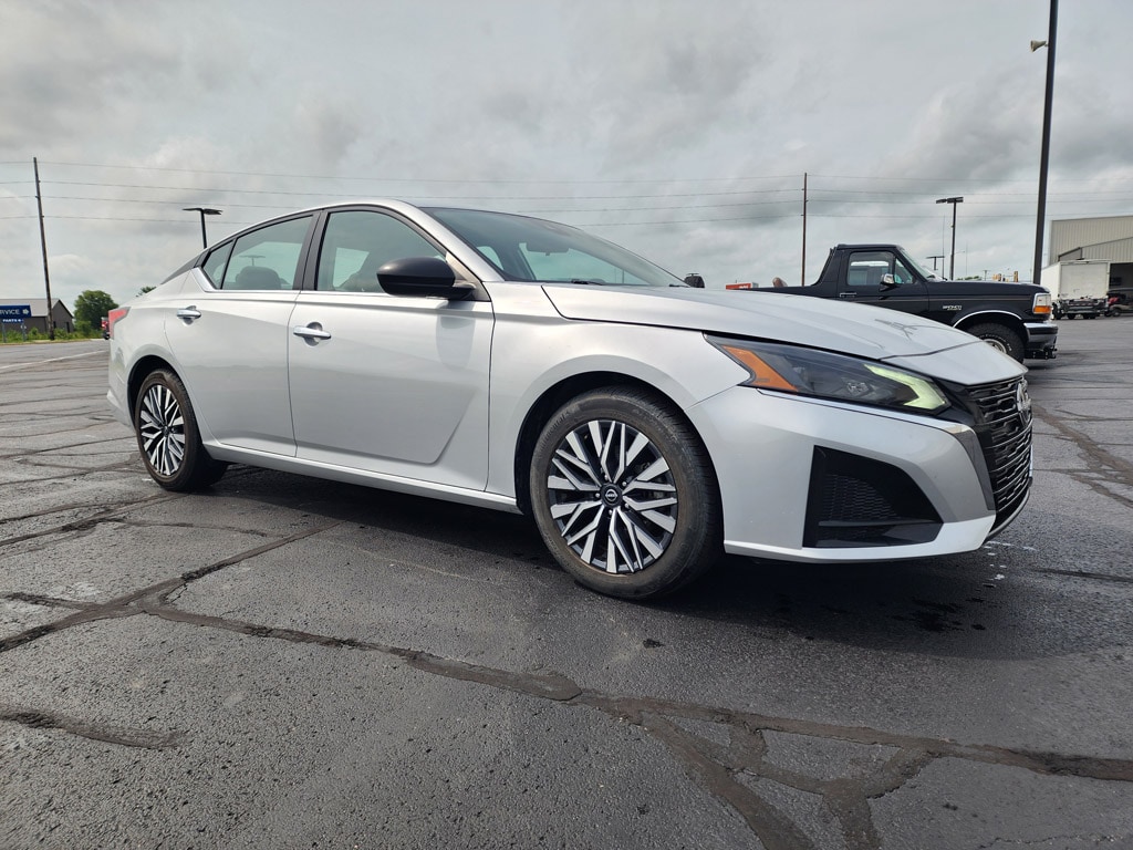 Used 2024 Nissan Altima 2.5 SV Sedan