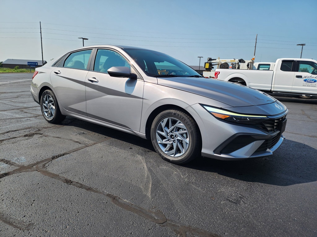 Used 2024 Hyundai Elantra SEL with VIN KMHLM4DG1RU737595 for sale in Watseka, IL