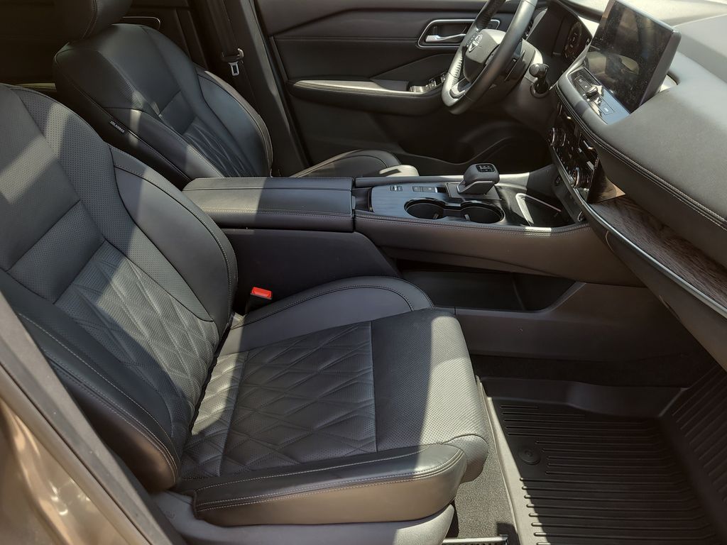 2025 Nissan Rogue Platinum - Photo 12