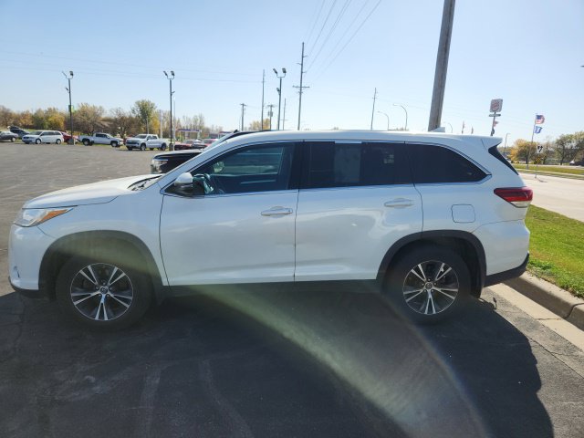 Used 2019 Toyota Highlander LE Plus with VIN 5TDBZRFH1KS951338 for sale in Glencoe, Minnesota
