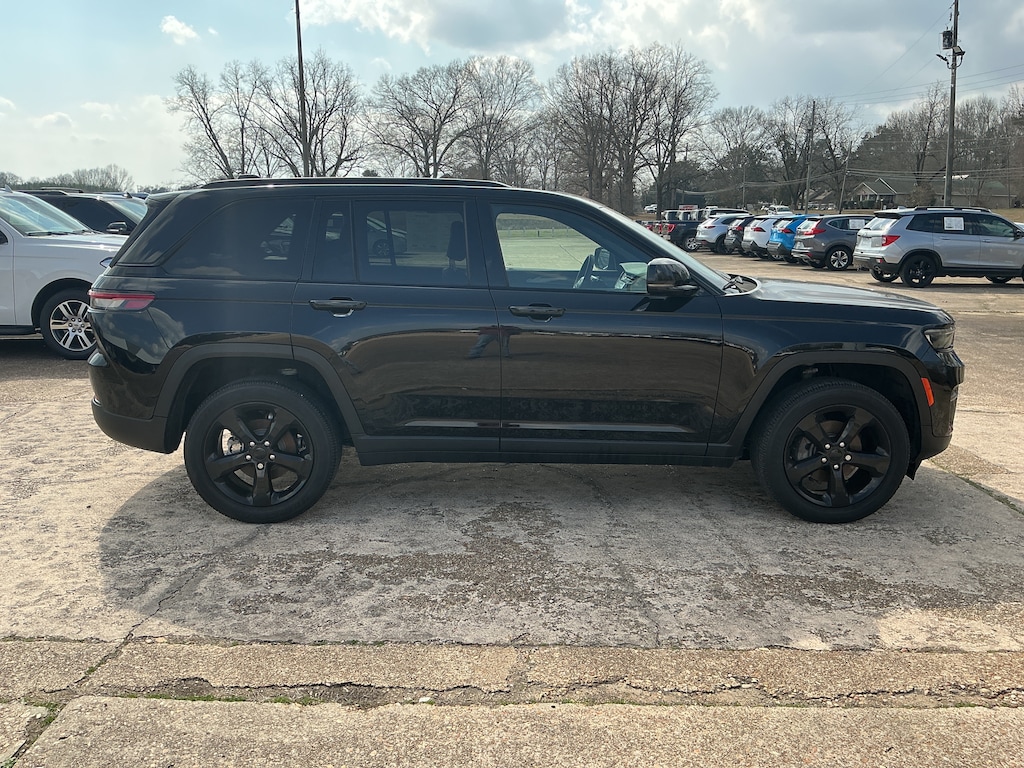Used 2023 Jeep Grand Cherokee Laredo SUV
