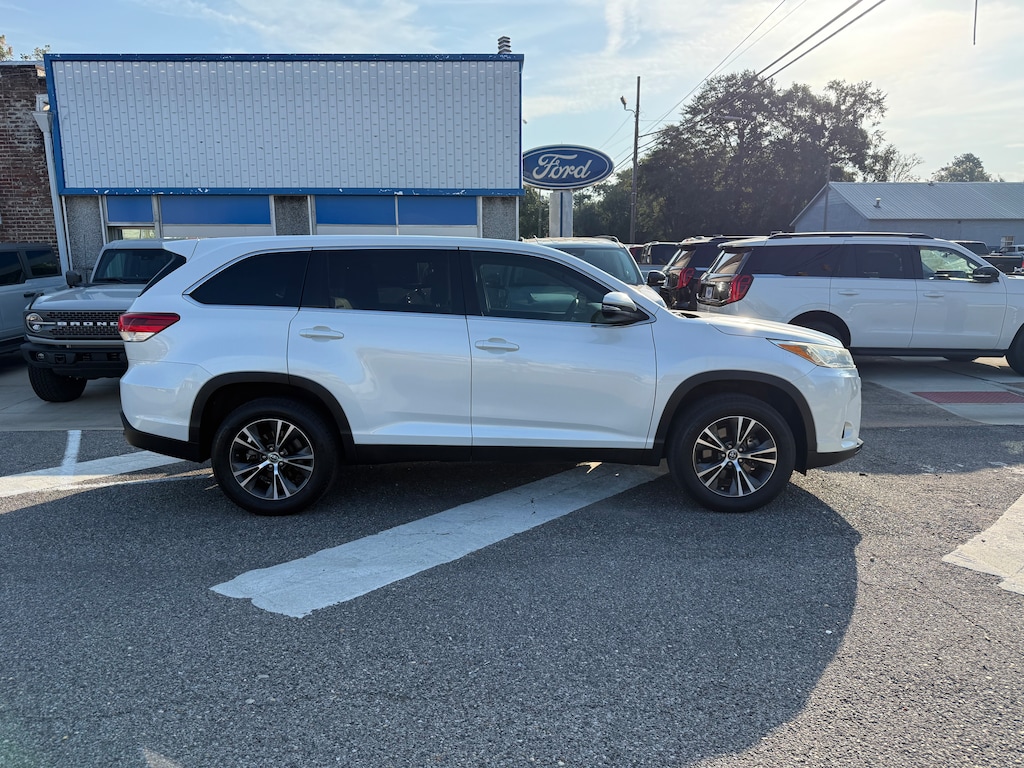 Used 2019 Toyota Highlander LE I4 SUV