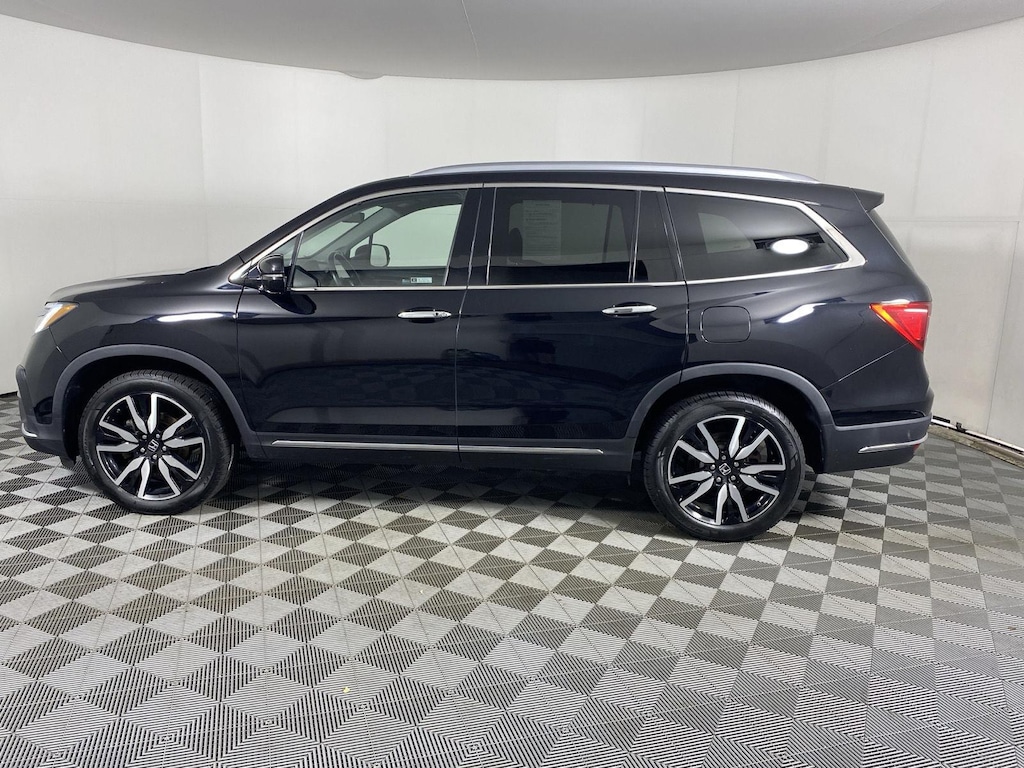 Used 2022 Honda Pilot Touring w/Rear Captains Chairs SUV