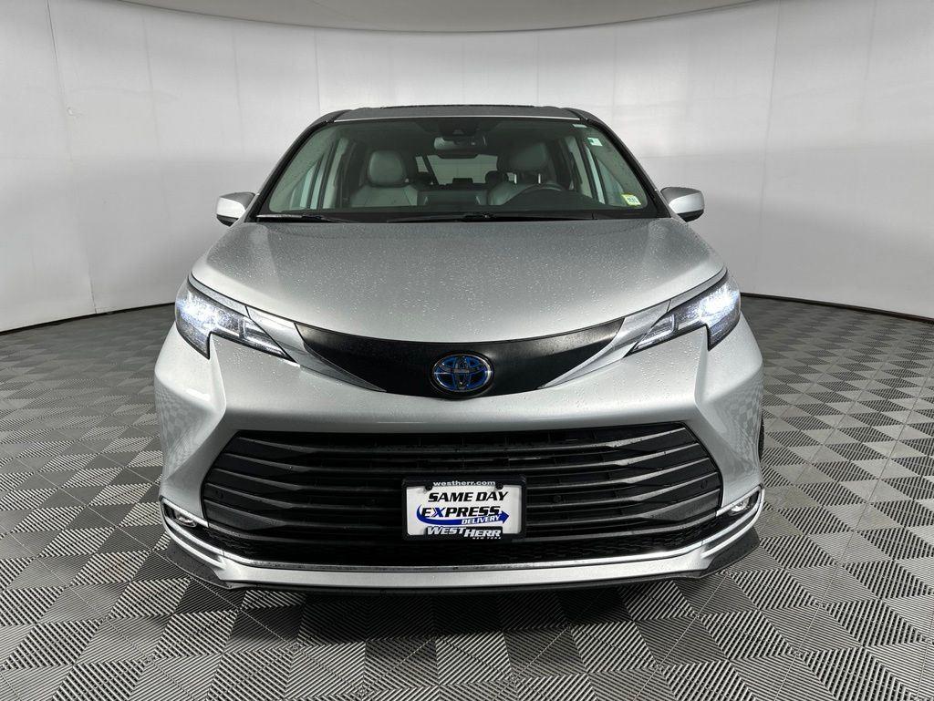 Used 2021 Toyota Sienna XLE MiniVan