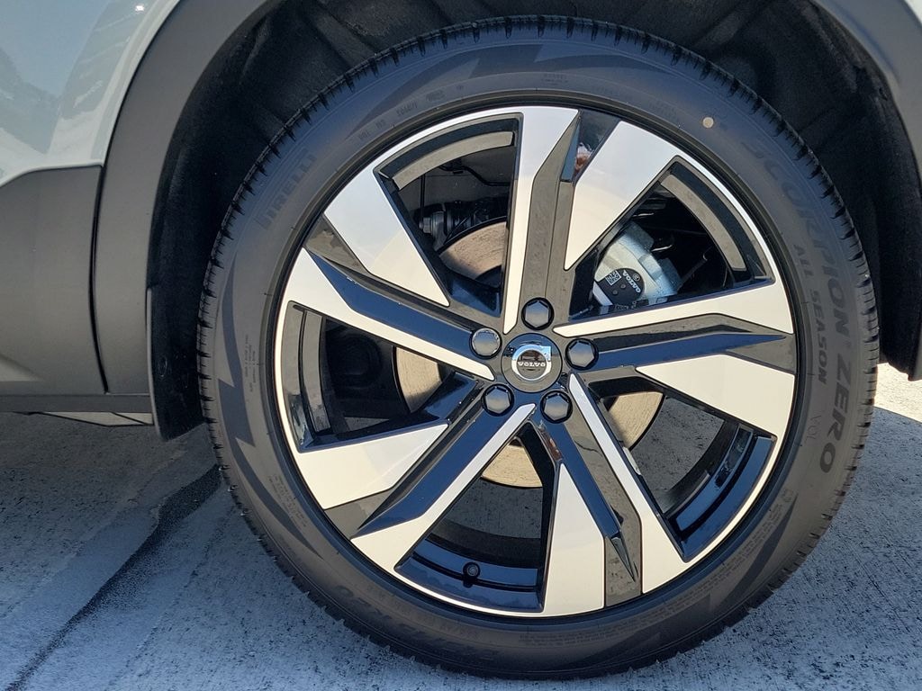 New 2026 Volvo XC40 B5 Ultra SUV
