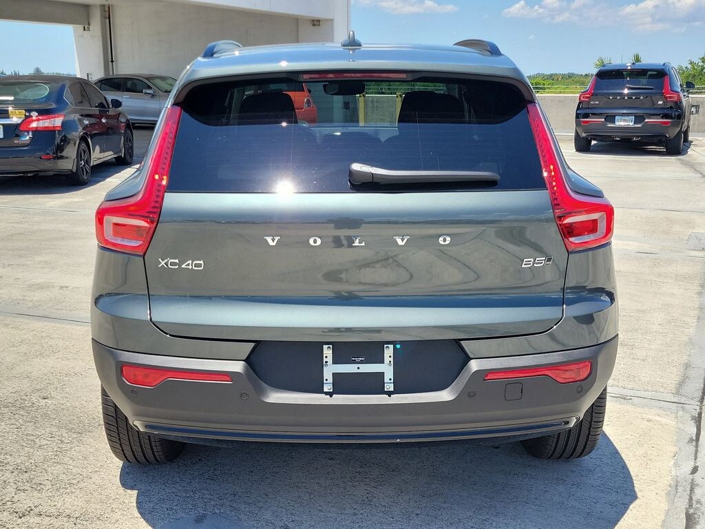 New 2026 Volvo XC40 B5 Core SUV