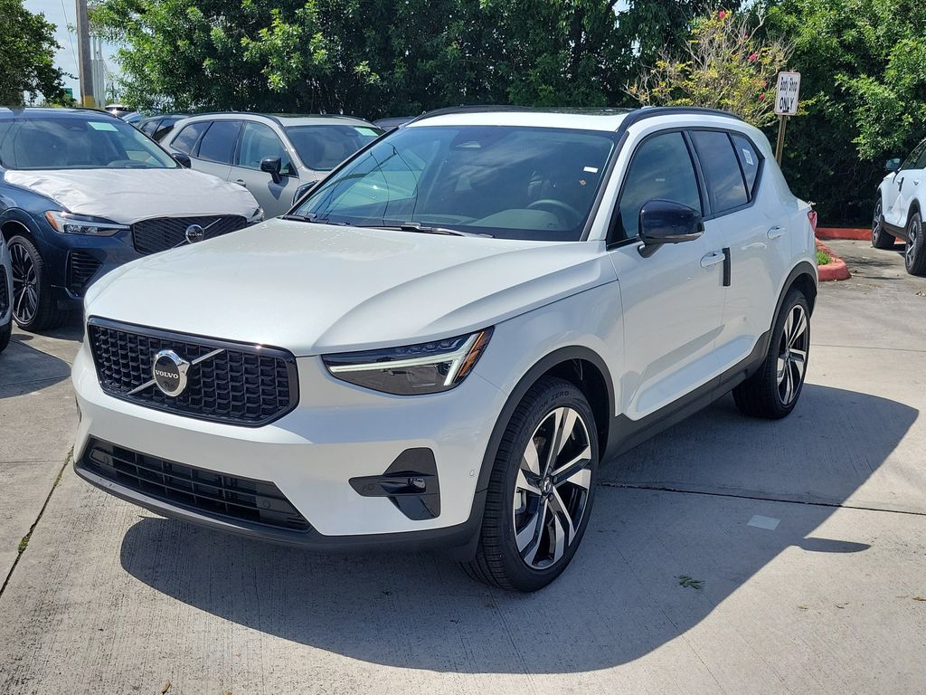 New 2026 Volvo XC40 B5 Ultra SUV