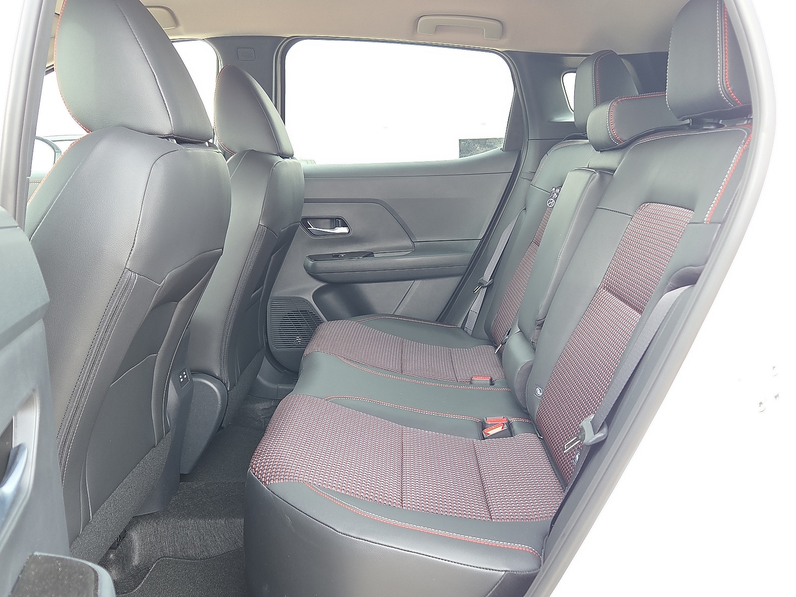 2026 Nissan KICKS SR - Photo 10