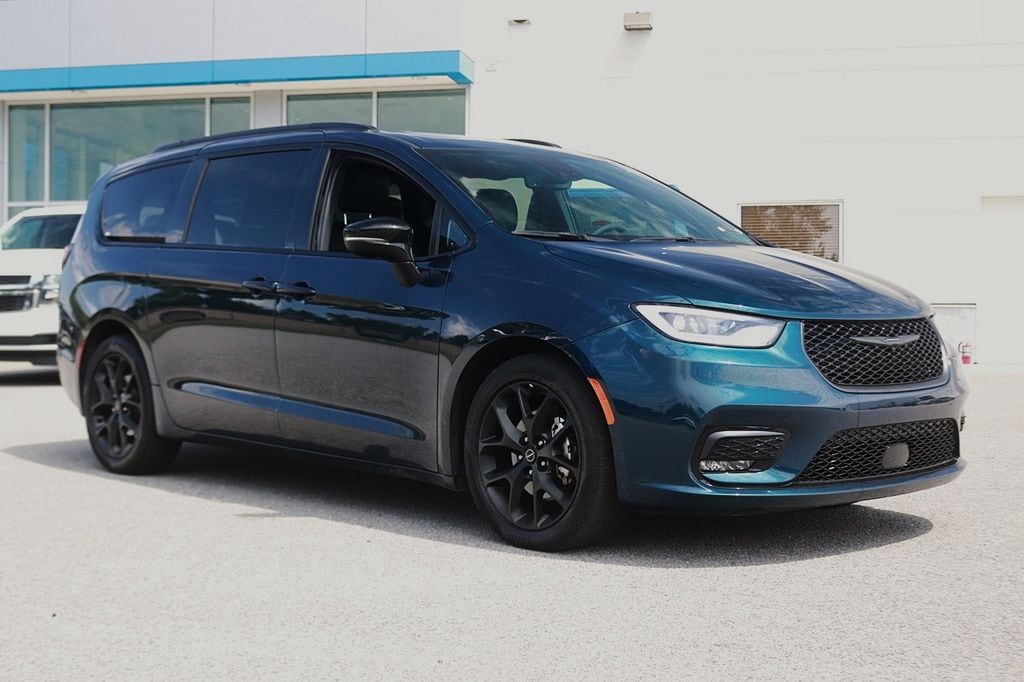 Used 2025 Chrysler Pacifica Limited Minivan/Van